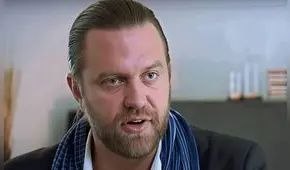 De genio a estafador: Carl Rinsch convenció a Netflix con una serie falsa, malgastó millones y hoy enfrenta 50 años de prisión De genio a estafador: Carl Rinsch convenció a Netflix con una serie falsa, malgastó millones y hoy enfrenta 50 años de prisión