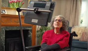 La inteligencia artificial le 'devuelve la voz' a una mujer británica con una enfermedad neurodegenerativa