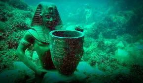 Arqueólogos egipcios descubren ciudad sumergida de más de dos mil años bajo el mar Mediterráneo