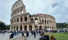 Una guía muere frente a turistas cuando dirigía una excursión por el Coliseo romano: habría sufrido golpe de calor