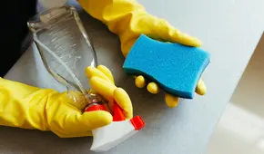 Un utensilio común para la limpieza en la cocina libera millones de microplásticos en cada uso, según estudio