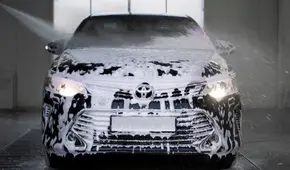 Los 10 errores más frecuentes al lavar tu auto y las claves para cuidarle la pintura