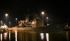 Buque lanzamisiles enviado por Estados Unidos en despliegue a las costas de Venezuela cruza el canal de Panamá