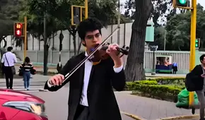 Joven violinista peruano convierte el tráfico de Lima en su escenario ante la falta de empleo: "Mis padres estaban bastante agotados"