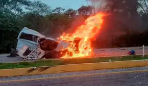 México: camión de carga se vuelca en carretera, golpea a dos autos y provoca la muerte de 15 personas México: camión de carga se vuelca en carretera, golpea a dos autos y provoca la muerte de 15 personas