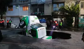 Pavimento "debora" a un camión de gaseosas tras caer en un gigantesco hueco de 8 metros en plena Ciudad de México Pavimento "debora" a un camión de gaseosas tras caer en un gigantesco hueco de 8 metros en plena Ciudad de México