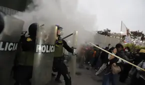 Policía se enfrenta a manifestantes de la marcha contra Boluarte y Congreso entre Jirón de la Unión y Ocoña