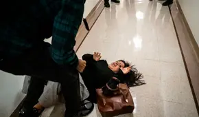 Agente del ICE empuja a una mujer contra una pared y la tira al suelo en tribunal de inmigración de Nueva York