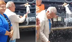 Cesar Acuña rompe botella en entrega de camiones, pero champán le empapó la cara y redes ironizan: “¿Así se inaugura ahora?”