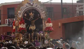 El Señor de los Milagros recorrió las calles de Lima entre pétalos, sahumerios y la fe inquebrantable de cientos de devotos