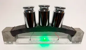 Científicos buscan abastecer ciudades con una batería autorreparable fabricada con hormigón que almacena 10 veces más energía