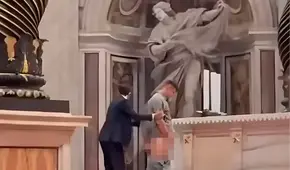 Hombre genera indignación al orinar en el altar de la Basílica de San Pedro delante de cientos de fieles en Roma Hombre genera indignación al orinar en el altar de la Basílica de San Pedro delante de cientos de fieles en Roma
