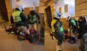 Policía patea cabeza de manifestante en el piso y amenaza a mujer con dispararle en plena marcha