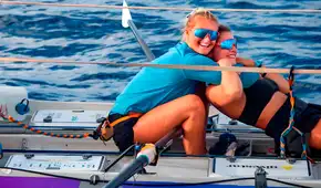 Histórica hazaña: dos mujeres británicas llegan a Australia tras remar seis meses desde Perú en un pequeño bote