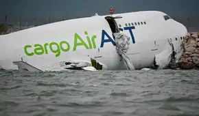 Avión de carga choca contra un auto al aterrizar, se despista y cae al mar en Hong Kong: 2 personas murieron