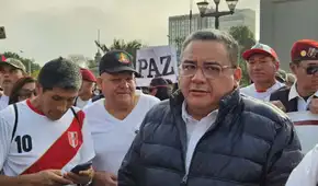 Juan José Santiváñez utiliza marcha para hacer campaña política: aparece junto a policías Juan José Santiváñez utiliza marcha para hacer campaña política: aparece junto a policías