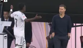 Vinícius 'estalló' tras ser cambiado en el clásico Real Madrid vs Barcelona: se fue de frente al vestuario ignorando a Xabi Alonso
