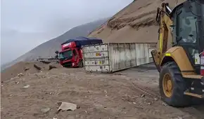 Tráiler se vuelca en Serpetín de Pasamayo y queda al borde del abismo: accidente causa gran congestión vehicular