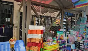 Campaña navideña en Mesa Redonda: ambulantes impiden paso peatonal y usan rejas de la Municipalidad de Lima para colgar sus productos