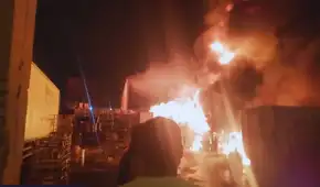 Incendio en almacén de reciclaje genera alarma en Jicamarca: unidades de bomberos atienden la emergencia