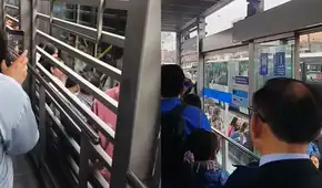 Peligro en el Metropolitano: usuarios hacen largas colas en el carril exclusivo de los buses por colapso en las estaciones Peligro en el Metropolitano: usuarios hacen largas colas en el carril exclusivo de los buses por colapso en las estaciones