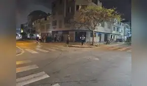 Dos vehículos chocan en la avenida Tahuantisuyo en SJL y uno de ellos atropella a mujer que caminaba por la vereda