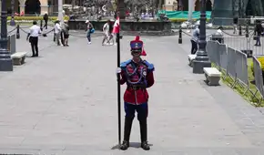 Húsares de Junín vigilan la Plaza de Armas de Lima en medio de inseguridad ciudadana