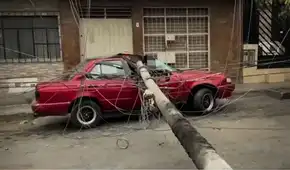 Hombre salva de morir tras caída de poste de telefonía sobre vehículo en Independencia: "Por suerte, casi siempre me quedo dormido"