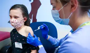 Agencia de salud de EEUU causa polémica al modificar su web para incluir posturas antivacunas