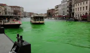 Activistas tiñen de verde el Gran Canal de Venecia para denunciar inacción climática en plena COP30