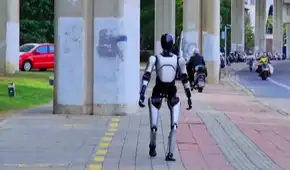 Un robot humanoide chino bate un récord mundial tras caminar durante tres días