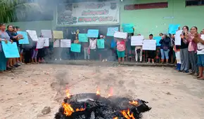 Padres se encadenan en colegio por infraestructura colapsada e inundada en Iquitos: menores no asistirán a clases