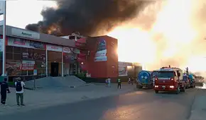 Incendio consume tienda de autos Autonort en Piura tras presunto atentado