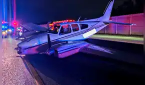 Avioneta se estrelló contra un auto en Estados Unidos durante aterrizaje de emergencia: solo se reportó heridos