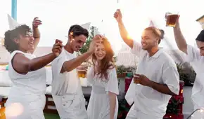 ¿Por qué vestimos de blanco en Año Nuevo? El significado secreto de esta tradición y su sorprendente origen