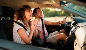 Nueva ley firmada por Gavin Newsom quitará la licencias de conducir a quienes cometan esta infracción