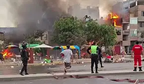 Voraz incendio consume taller de pirotécnicos en Santa Anita y pone en riesgo a varias viviendas