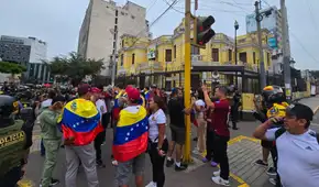 Venezolanos se congregan en su embajada en Perú tras anuncio de captura de Nicolás Maduro