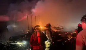 Voraz incendio reduce a cenizas al menos 10 viviendas reconstruidas en el Callao