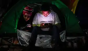 Familiares de presos políticos en Venezuela acampan fuera de las prisiones a la espera de próximas excarcelaciones