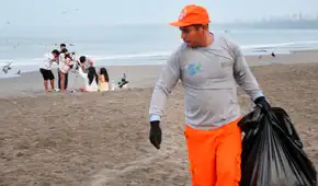 La sacrificada labor del personal de limpieza frente a más de 10 toneladas de basura dejada por 60.000 bañistas en playas de Chorrillos