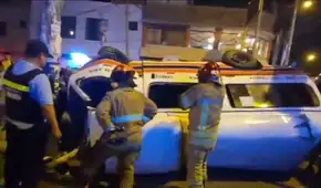 Un muerto y seis heridos deja aparatosa volcadura de combi con pasajeros en Santa Anita