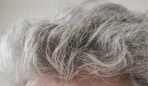 No es por la vejez: las canas son un método de defensa de nuestro cuerpo para evitar el cáncer, según estudio