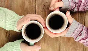 Tomar 2 tazas de café al día reduciría el riesgo de desarrollar demencia y problemas cognitivos, según estudio