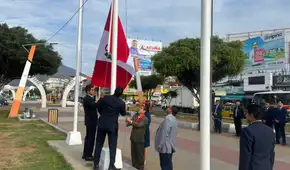 Dr. Oscar Pérez Sánchez lidera izamiento del pabellón nacional en el frontis de la Sede Judicial