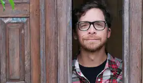 Luis Carlos Burneo presenta ‘La Habitación Secreta’, su show que combina stand up comedy y música en vivo