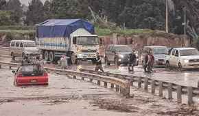 Intensas lluvias restringen acceso de carreteras en el sur del Perú y dejan varados a varios vehículos