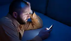 Estudio revela que quedarse despierto hasta muy tarde aumenta el riesgo de infartos y accidentes cerebrovasculares