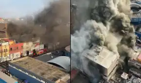 Feroz incendio cerca del Hospital Guillermo Almenara en La Victoria moviliza más de 10 unidades de bomberos
