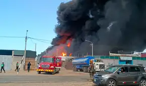 Gigantesco incendio destruye planta de olivo en La Yarada, Tacna: bomberos reportan explosiones
